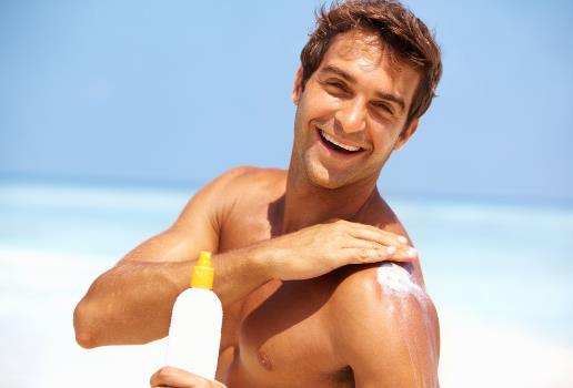 男人日间基础保养须防晒，做好基础的脸部清洁与保湿
