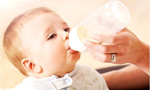 宝宝喝奶打嗝原因及缓解办法