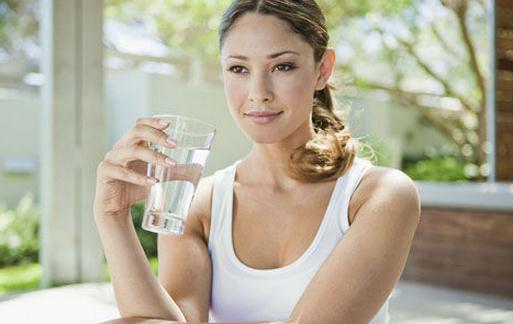 这些水杯喝水不科学：塑料水杯最易藏污纳垢