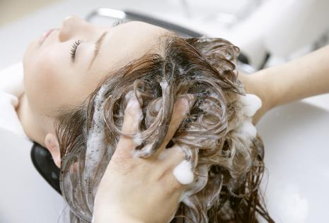 你真的会洗头吗？正确洗头四步：预备洗、正式洗、护发及干燥